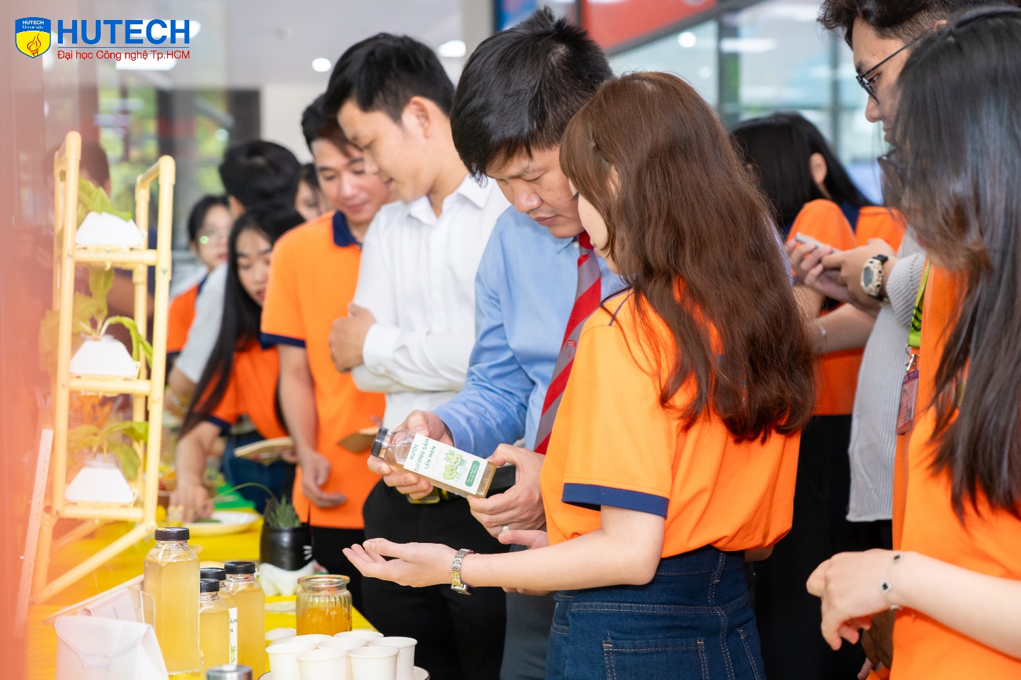 Bùng nổ ý tưởng sáng tạo, sinh viên HUTECH trình làng nhiều sản phẩm "xanh"- Ảnh 5. Bùng nổ ý tưởng sáng tạo, sinh viên HUTECH trình làng nhiều sản phẩm "xanh"- Ảnh 5.
