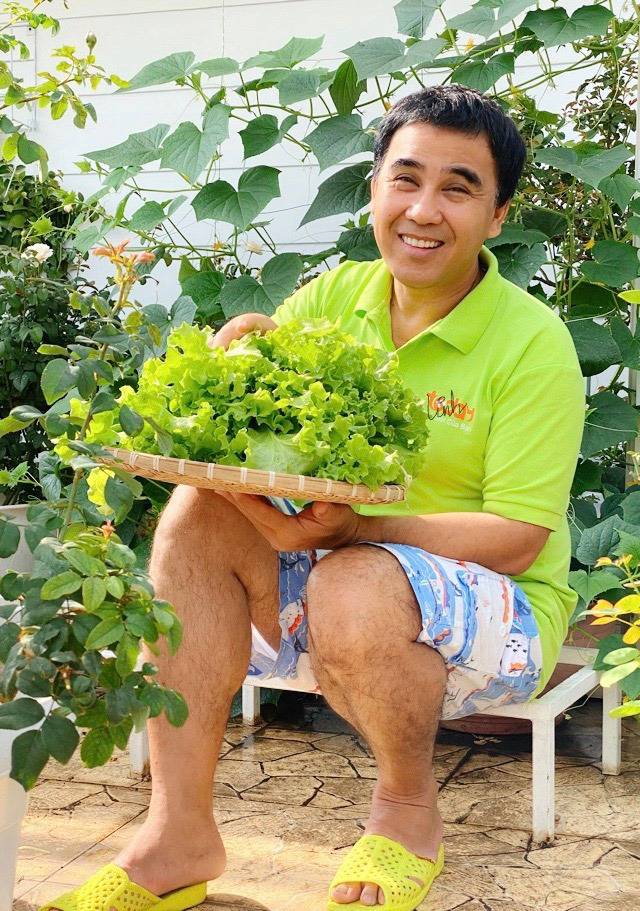 Quyền Linh "chill hết nấc" ở châu Âu: Đi dép bệt, đội mũ ngược, trái ngược hoàn toàn con gái cưng!- Ảnh 5.