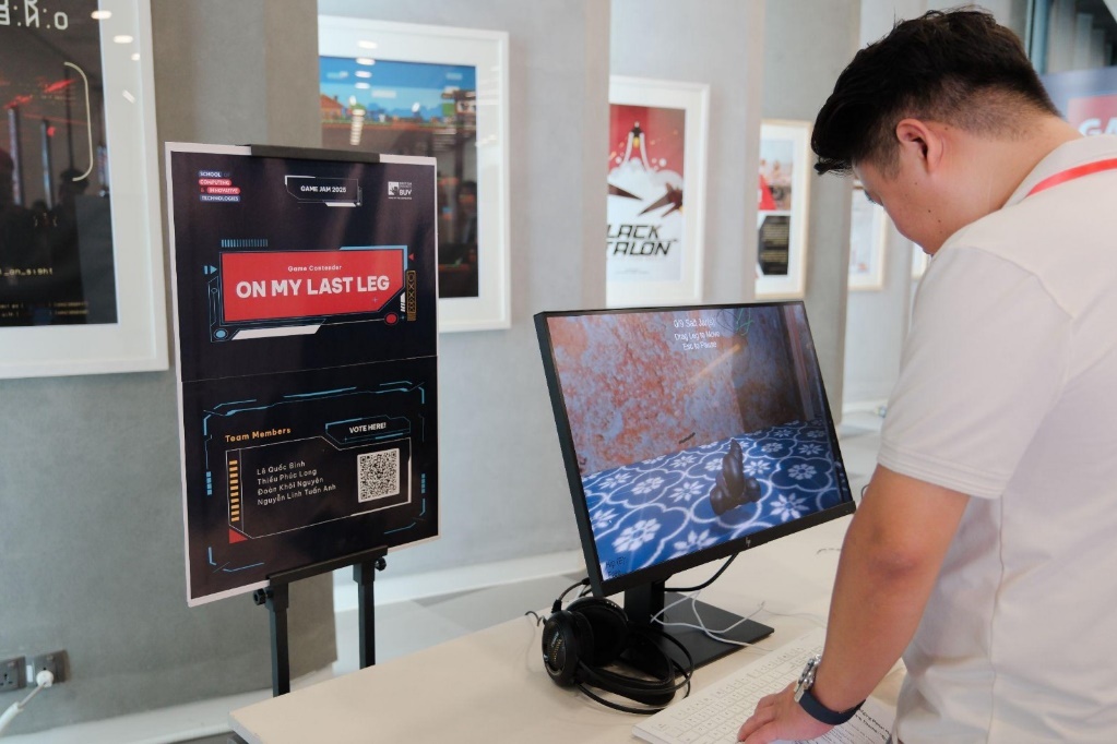 Sinh viên trường quốc tế làm loạt game thần tốc chỉ trong 48 giờ- Ảnh 1. A person looking at a computer screen AI-generated content may be incorrect., Picture