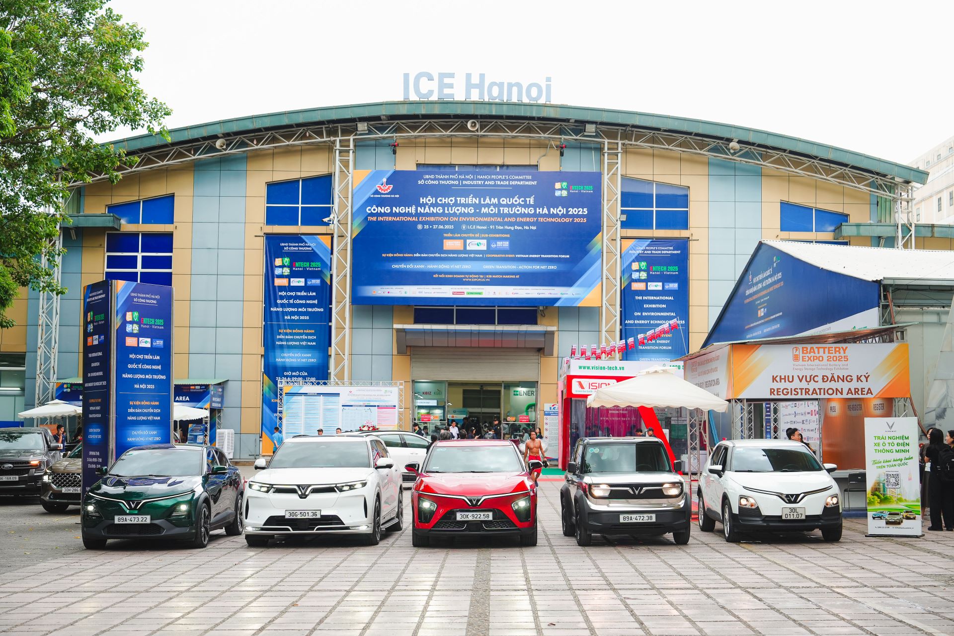 Dàn xe điện VinFast trở thành tâm điểm tại Entech Hanoi 2025- Ảnh 4. Dàn xe điện VinFast trở thành tâm điểm tại Entech Hanoi 2025- Ảnh 4.