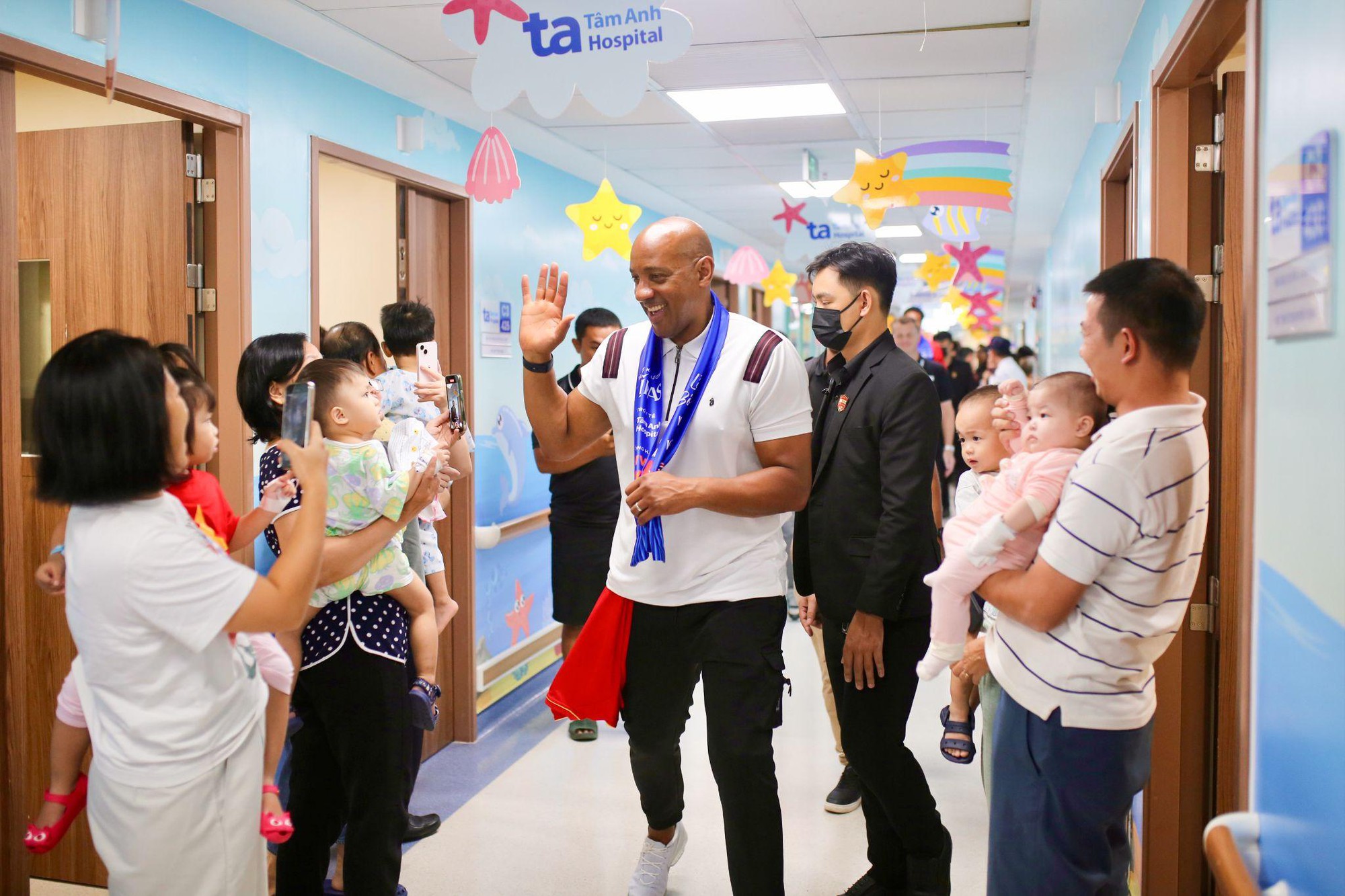 Dàn sao "Man Đỏ" đổ bộ Bệnh viện Tâm Anh- Ảnh 3. Dàn sao "Man Đỏ" đổ bộ Bệnh viện Tâm Anh- Ảnh 3.