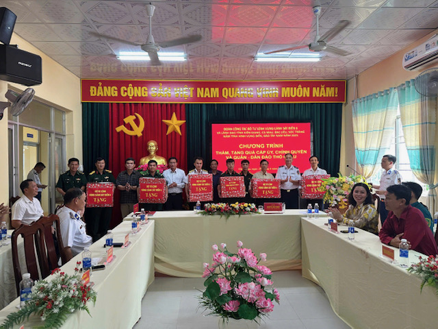 Thắm tình quân - dân nơi đảo tiền tiêu phía Tây Nam của Tổ quốc- Ảnh 4. Thắm tình quân - dân nơi đảo tiền tiêu phía Tây Nam của Tổ quốc- Ảnh 4.