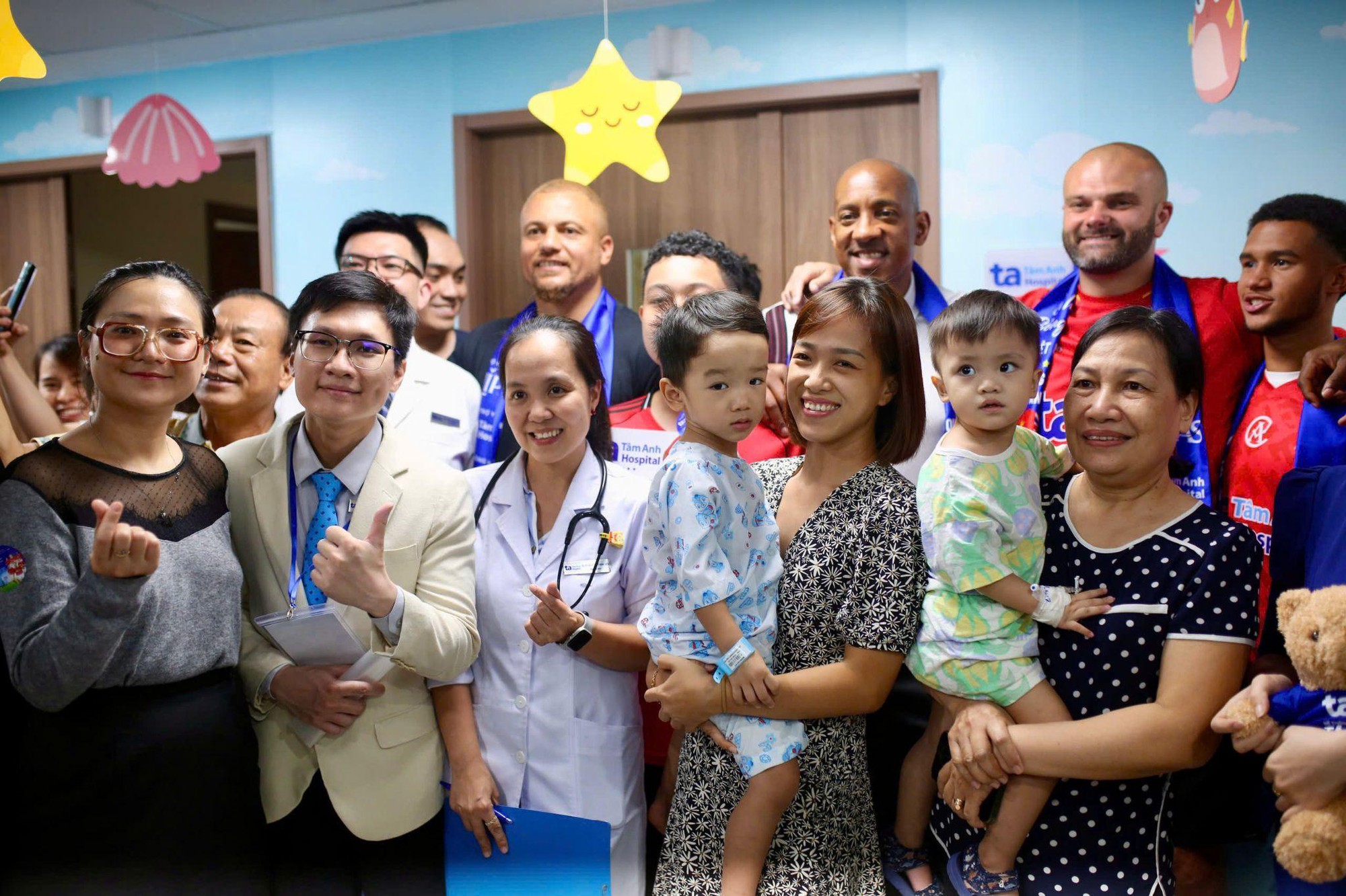 Dàn sao "Man Đỏ" đổ bộ Bệnh viện Tâm Anh- Ảnh 1. Dàn sao "Man Đỏ" đổ bộ Bệnh viện Tâm Anh- Ảnh 1.