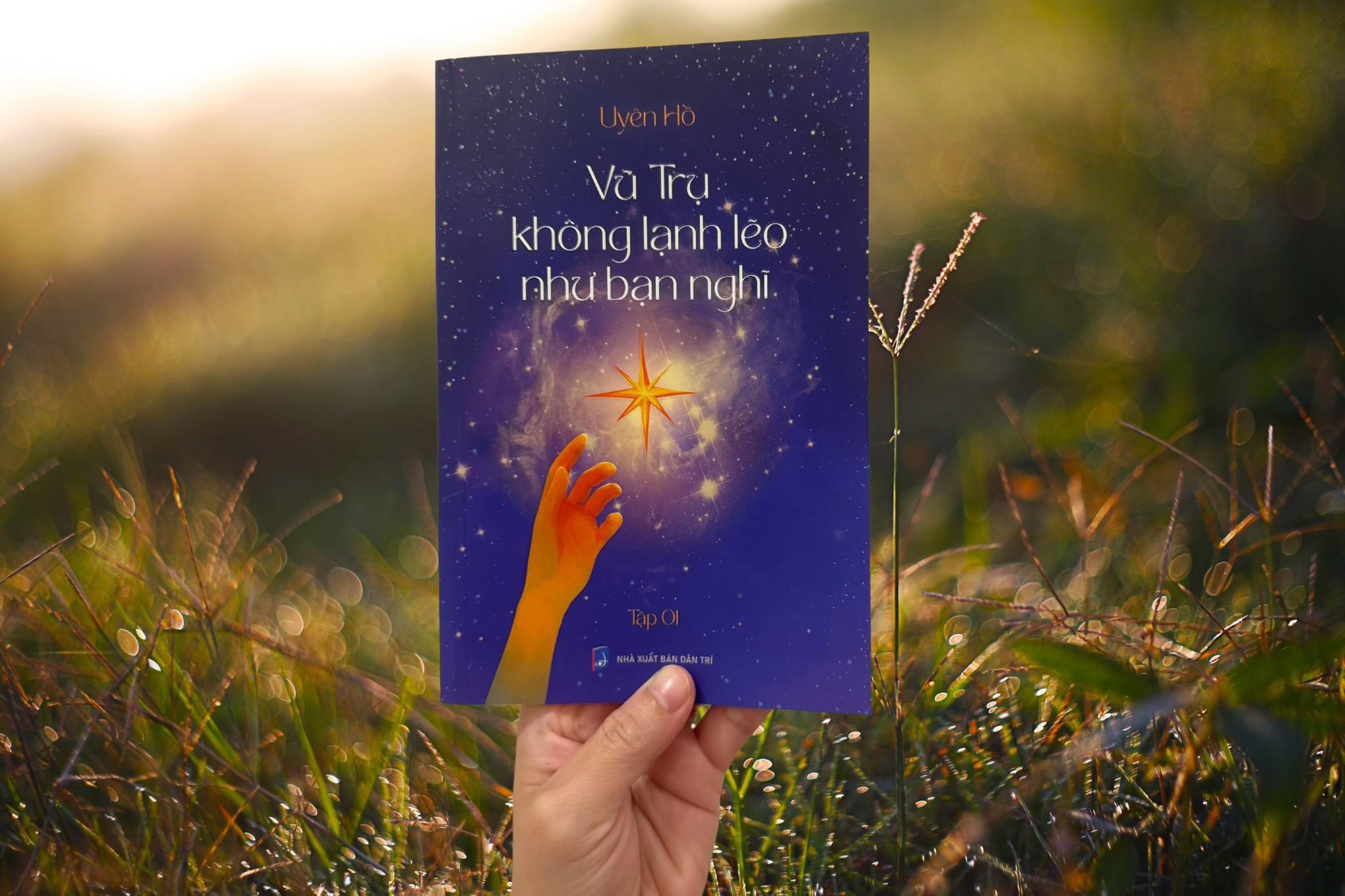 Vũ Trụ Không Lạnh Lẽo Như Bạn Nghĩ: Cuốn sách kết hợp giữa thiên văn học, cảm xúc con người và hành trình chữa lành- Ảnh 1. Vũ Trụ Không Lạnh Lẽo Như Bạn Nghĩ: Cuốn sách kết hợp giữa thiên văn học, cảm xúc con người và hành trình chữa lành- Ảnh 1.