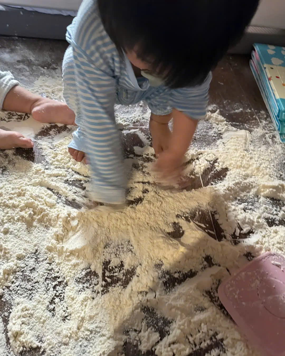 Cặp sinh ba siêu quậy Dâu - Kem - Sữa, idol mới nổi làng hot kid vừa cho mẹ 1 buổi sáng đi từ "sảng hồn" đến "sảng ví"!- Ảnh 8. Cặp sinh hi88 com siêu quậy Dâu - Kem - Sữa, idol mới nổi làng hot kid vừa cho mẹ 1 buổi sáng đi từ "sảng hồn" đến "sảng ví"!- Ảnh 8.
