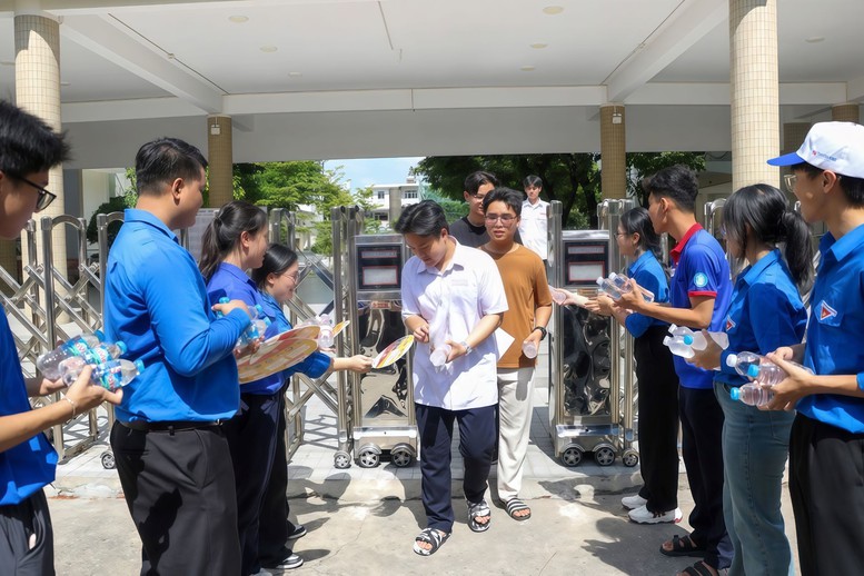 Đề Toán khó, nhiều học sinh chật vật: 'Không sát ôn luyện, dễ loạn công thức'- Ảnh 8. Đề Toán khó, nhiều học sinh chật vật: 'Không sát ôn luyện, dễ loạn công thức'- Ảnh 8.