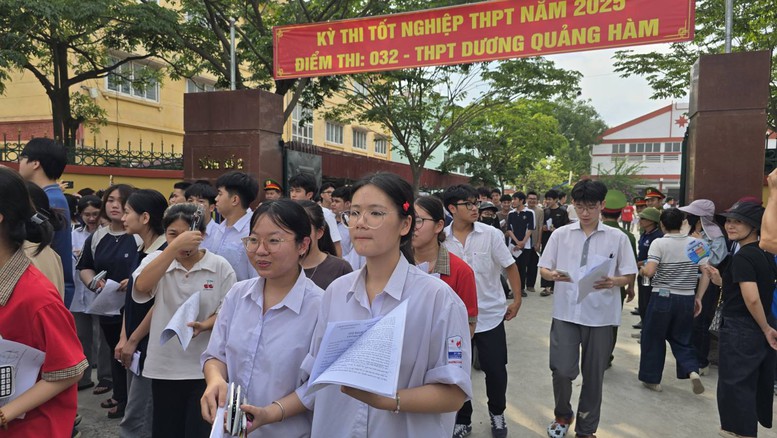 Đề Toán khó, nhiều học sinh chật vật: 'Không sát ôn luyện, dễ loạn công thức'- Ảnh 1. Đề Toán khó, nhiều học sinh chật vật: 'Không sát ôn luyện, dễ loạn công thức'- Ảnh 1.