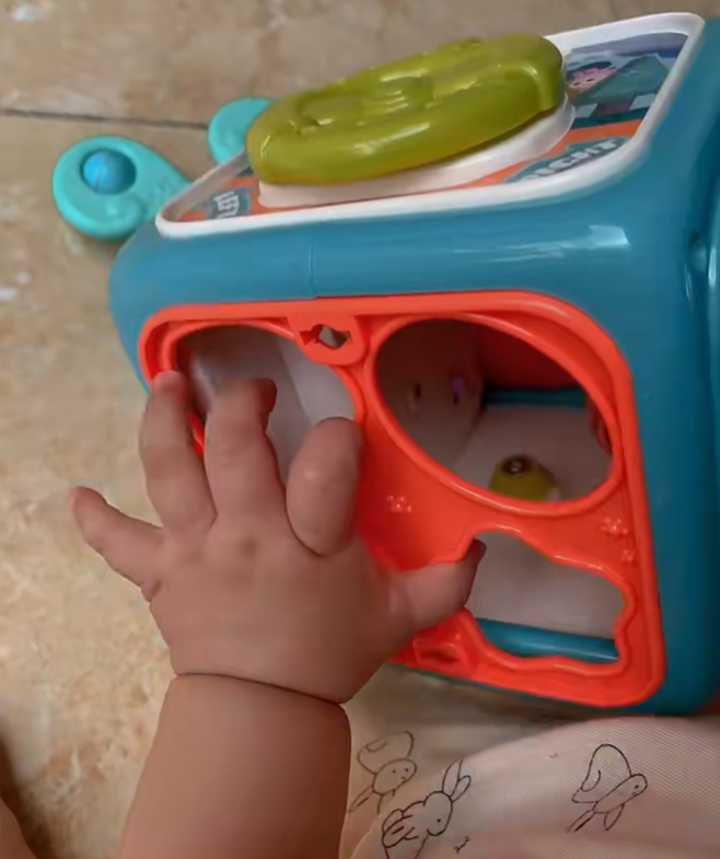 Thấy bàn tay bụ bẫm của con có 1 "chi tiết lạ", mẹ Việt lên mạng mới biết con có "dấu hiệu dị tật", cần đến khám bác sĩ Nhi gấp- Ảnh 1.