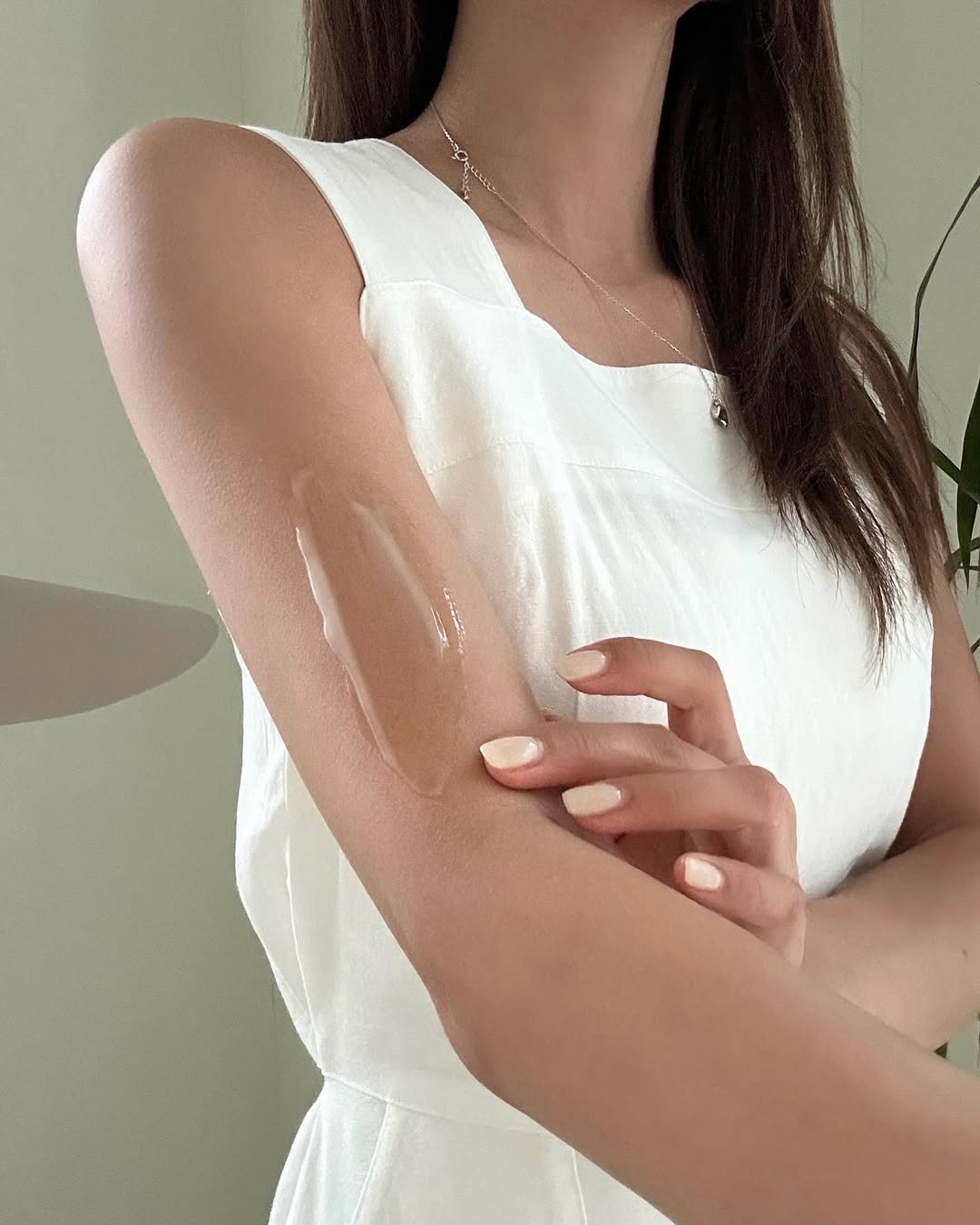 Làm thêm bước này trước khi thoa dưỡng thể sẽ giúp da mịn mướt và trắng lên thấy rõ- Ảnh 2. Làm thêm bước này trước khi thoa dưỡng thể sẽ giúp da mịn mướt và trắng lên thấy rõ- Ảnh 2.