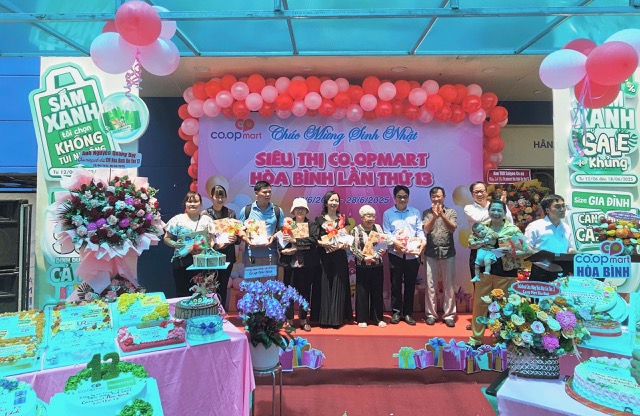 Co.opmart Hòa Bình tri ân khách hàng và cán bộ quản lý nhân dịp 13 năm thành lập- Ảnh 1. Co.opmart Hòa Bình tri ân khách hàng và cán bộ quản lý nhân dịp 13 năm thành lập- Ảnh 1.