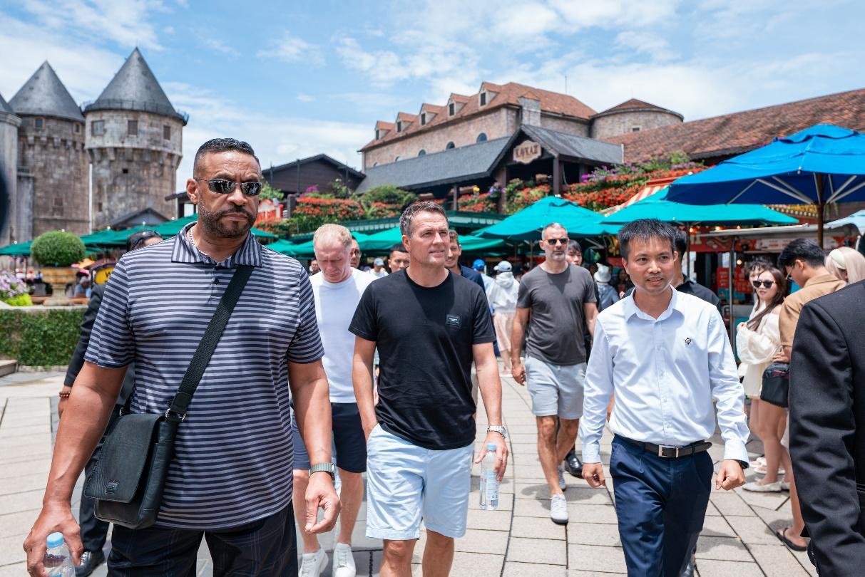 Ba huyền thoại bóng đá Michael Owen, Ryan Giggs, Paul Scholes trải nghiệm Ba Na Hills- Ảnh 1. Ba huyền thoại bóng đá Michael Owen, Ryan Giggs, Paul Scholes trải nghiệm mitom bong da truc tiep- Ảnh 1.