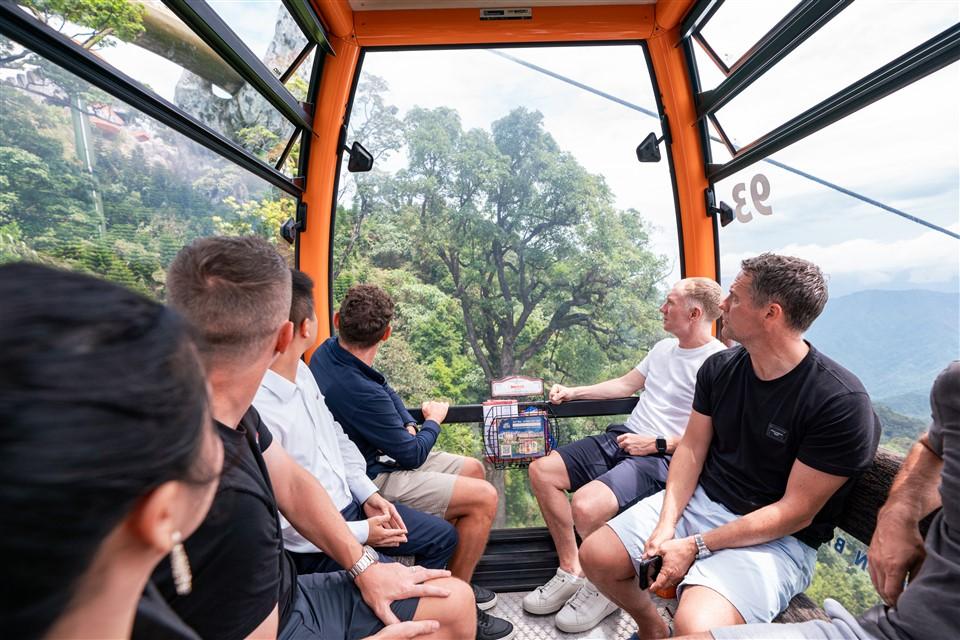 Ba huyền thoại bóng đá Michael Owen, Ryan Giggs, Paul Scholes trải nghiệm Ba Na Hills- Ảnh 2. Ba huyền thoại bóng đá Michael Owen, Ryan Giggs, Paul Scholes trải nghiệm mitom bong da truc tiep- Ảnh 2.