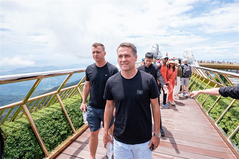Ba huyền thoại bóng đá Michael Owen, Ryan Giggs, Paul Scholes trải nghiệm Ba Na Hills- Ảnh 4. Ba huyền thoại bóng đá Michael Owen, Ryan Giggs, Paul Scholes trải nghiệm mitom bong da truc tiep- Ảnh 4.