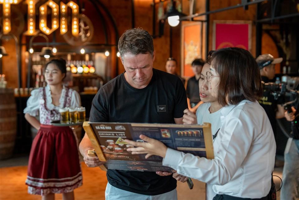 Ba huyền thoại bóng đá Michael Owen, Ryan Giggs, Paul Scholes trải nghiệm Ba Na Hills- Ảnh 6. Ba huyền thoại bóng đá Michael Owen, Ryan Giggs, Paul Scholes trải nghiệm mitom bong da truc tiep- Ảnh 6.