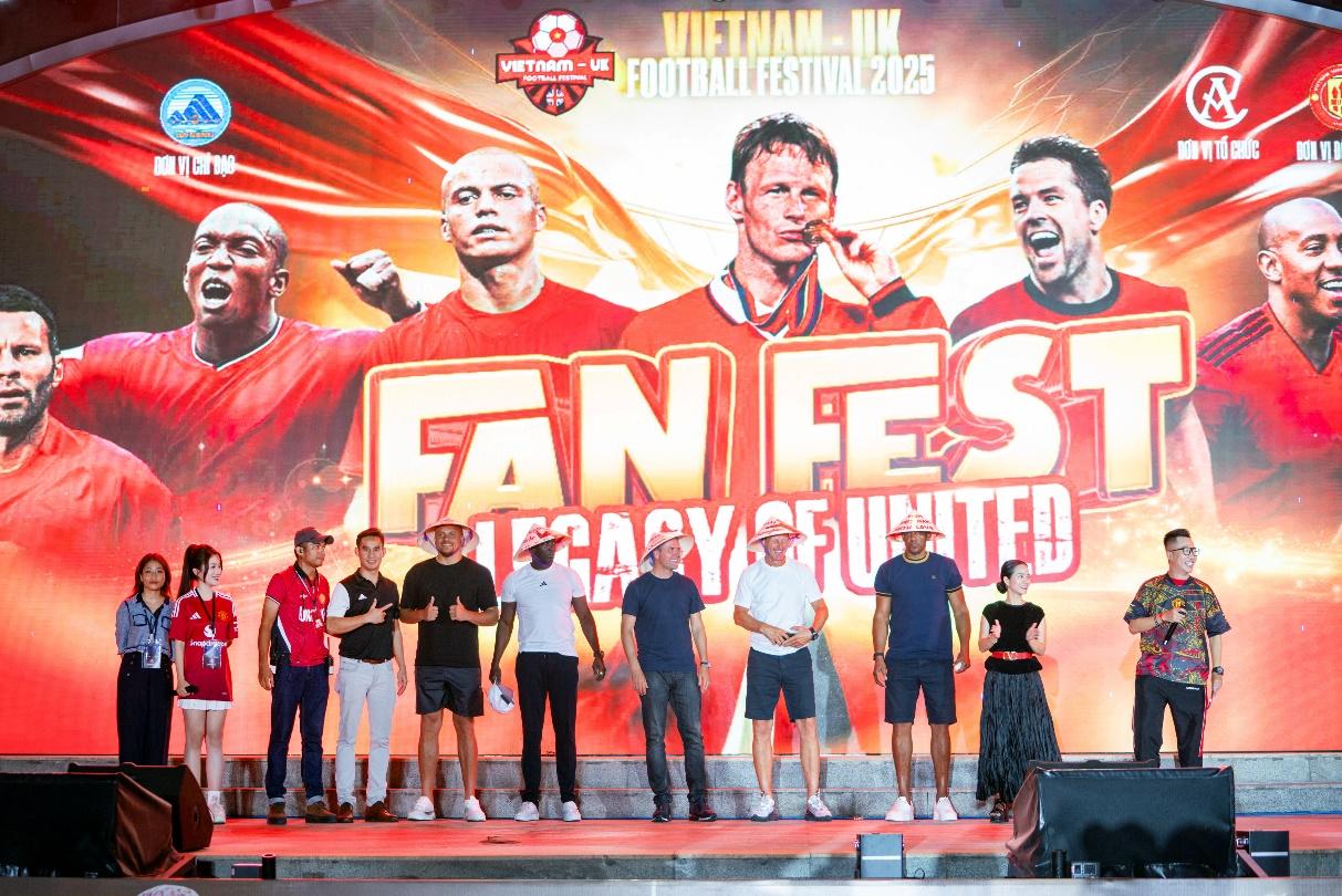 Ba huyền thoại bóng đá Michael Owen, Ryan Giggs, Paul Scholes trải nghiệm Ba Na Hills- Ảnh 7. Ba huyền thoại bóng đá Michael Owen, Ryan Giggs, Paul Scholes trải nghiệm mitom bong da truc tiep- Ảnh 7.