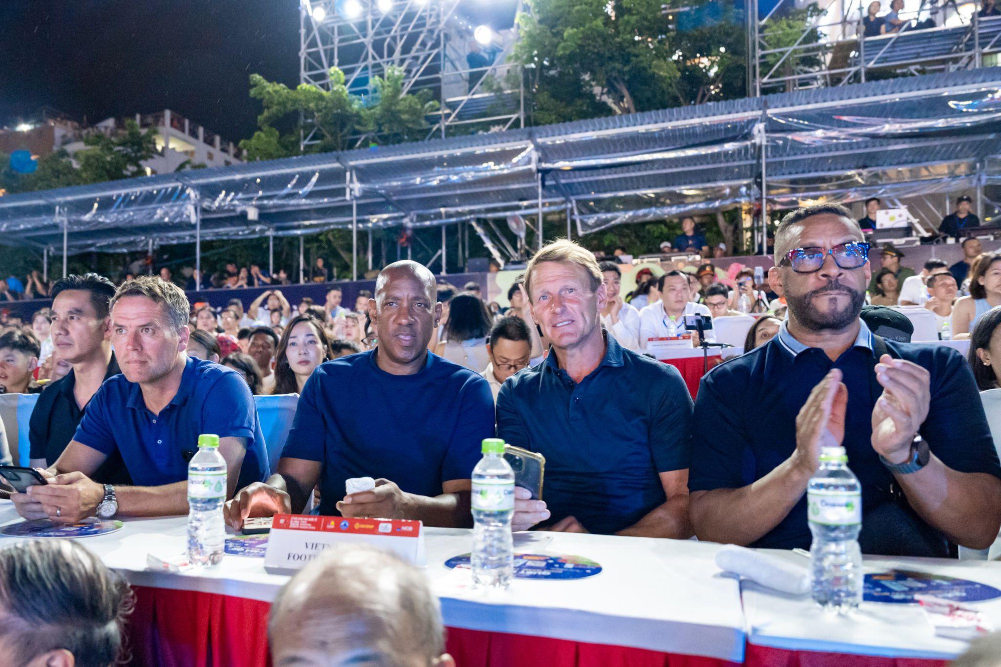 Ba huyền thoại bóng đá Michael Owen, Ryan Giggs, Paul Scholes trải nghiệm Ba Na Hills- Ảnh 8. Ba huyền thoại bóng đá Michael Owen, Ryan Giggs, Paul Scholes trải nghiệm mitom bong da truc tiep- Ảnh 8.