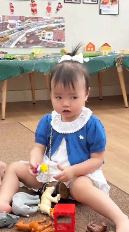 Bị vướng tranh luận v&igrave; cho con chưa đầy 2 tuổi d&ugrave;ng đồ hiệu, học trường 400 triệu/năm, hot mom Lucie Nguyễn bất ngờ c&oacute; h&agrave;nh động khiến cư d&acirc;n mạng đồng loạt &ldquo;quay xe&rdquo;- Ảnh 2.