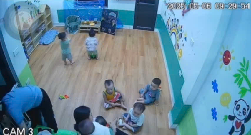 Cô giáo vừa bày hoa quả ra để dạy học thì 2 búp măng non liền xuất hiện và ngay 1 việc khiến các cô vừa hoảng vừa buồn cười- Ảnh 1. Cô giáo vừa bày hoa quả ra để dạy học thì 2 búp măng non liền xuất hiện và ngay 1 việc khiến các cô vừa hoảng vừa buồn cười- Ảnh 1.