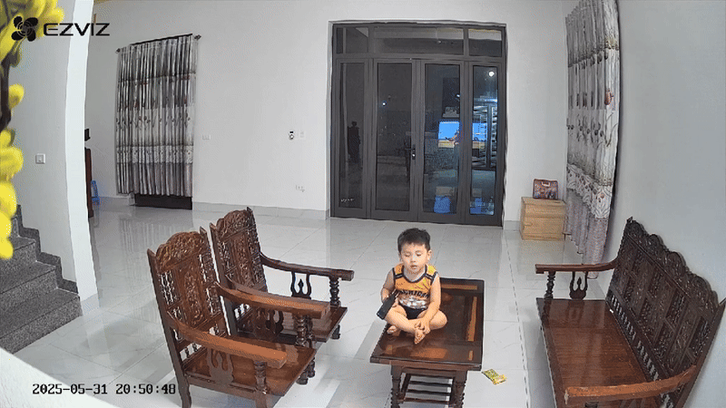 Bố đi làm xa, cả nhà bận việc, bé trai xem tivi rồi ngủ gật trên tấm kính khiến ai nấy vừa thương vừa lo ngay ngáy- Ảnh 1. Bố đi làm xa, cả nhà bận việc, bé trai xem tivi rồi ngủ gật trên tấm kính khiến ai nấy vừa thương vừa lo ngay ngáy- Ảnh 1.