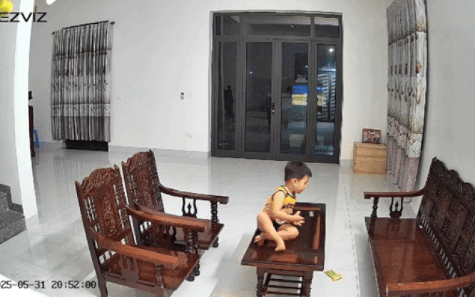 Bố đi làm xa, cả nhà bận việc, bé trai xem tivi rồi ngủ gật trên tấm kính khiến ai nấy vừa thương vừa lo ngay ngáy- Ảnh 2. Bố đi làm xa, cả nhà bận việc, bé trai xem tivi rồi ngủ gật trên tấm kính khiến ai nấy vừa thương vừa lo ngay ngáy- Ảnh 2.