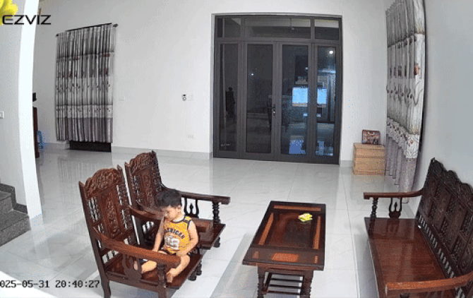 Bố đi làm xa, cả nhà bận việc, bé trai xem tivi rồi ngủ gật trên tấm kính khiến ai nấy vừa thương vừa lo ngay ngáy- Ảnh 3. Bố đi làm xa, cả nhà bận việc, bé trai xem tivi rồi ngủ gật trên tấm kính khiến ai nấy vừa thương vừa lo ngay ngáy- Ảnh 3.
