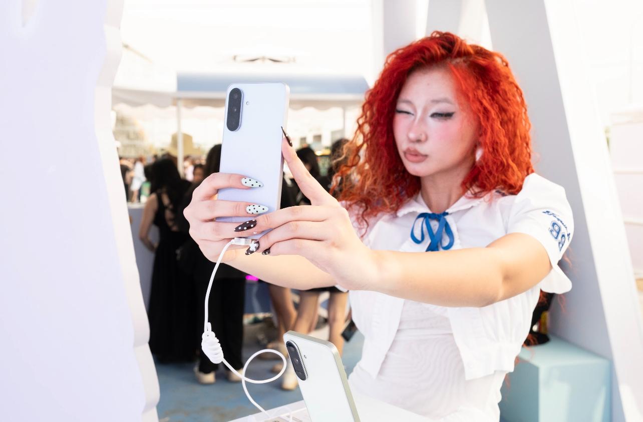 GenZ say bye mọi căng thẳng, sẵn sàng chào đón năng lượng cực fresh cùng nha cai hi88 A series và Gemini Live- Ảnh 2.