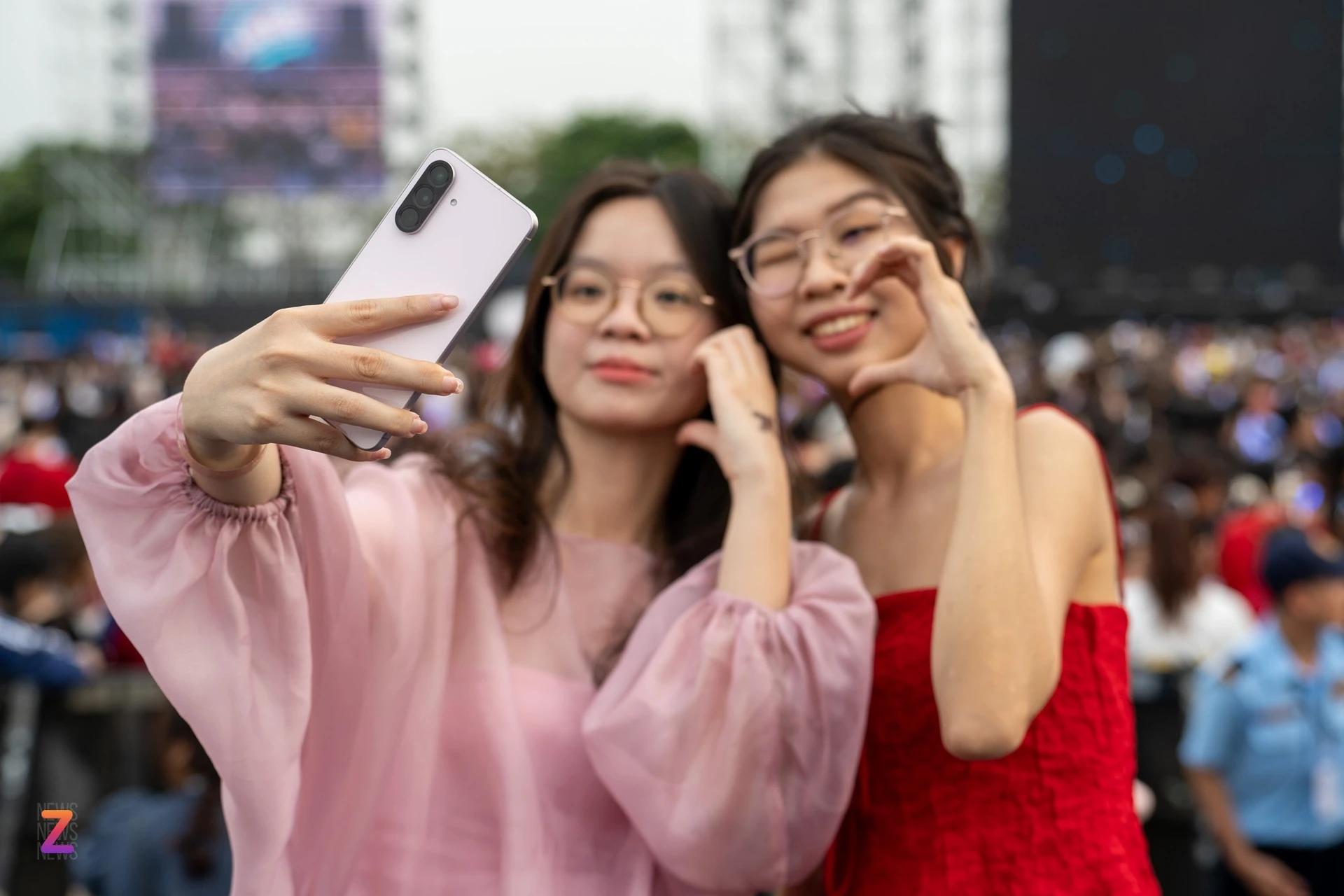 GenZ say bye mọi căng thẳng, sẵn sàng chào đón năng lượng cực fresh cùng nha cai hi88 A series và Gemini Live- Ảnh 3.