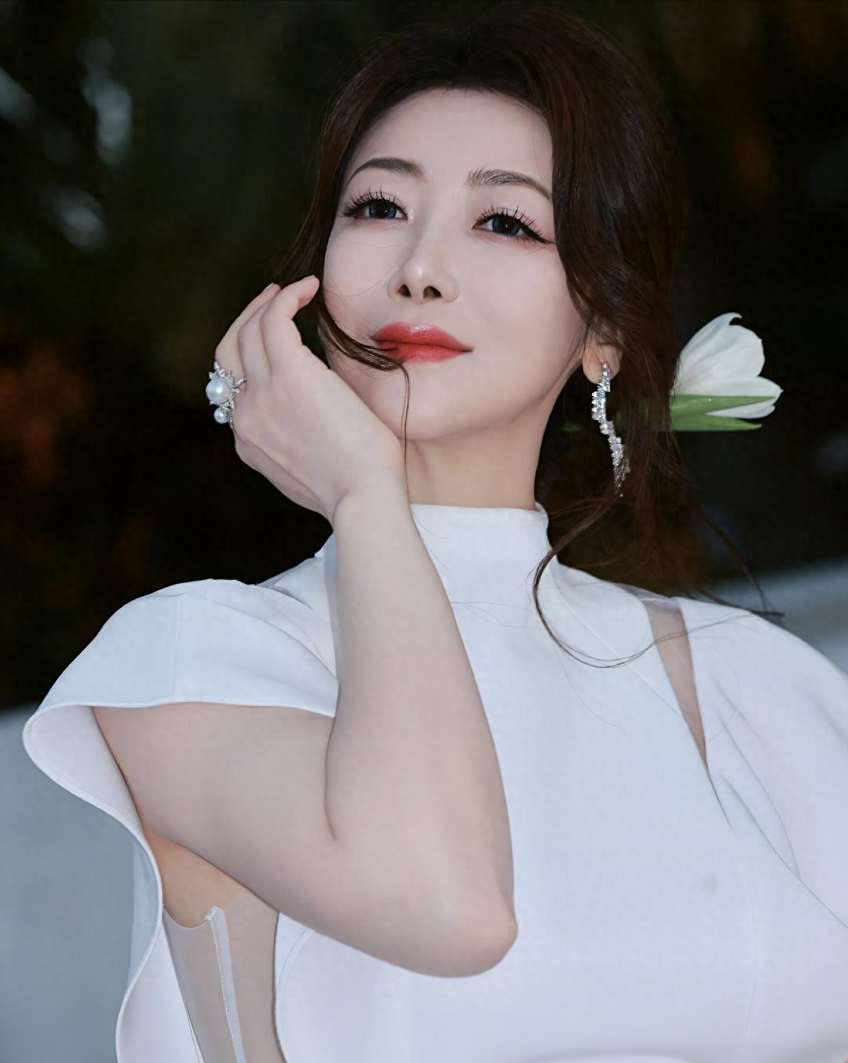 Từng là nạn nhân bị "lộ ảnh nóng”, nữ diễn viên lội ngược dòng sau 19 năm: Được chồng yêu chiều, sống như công chúa- Ảnh 4.