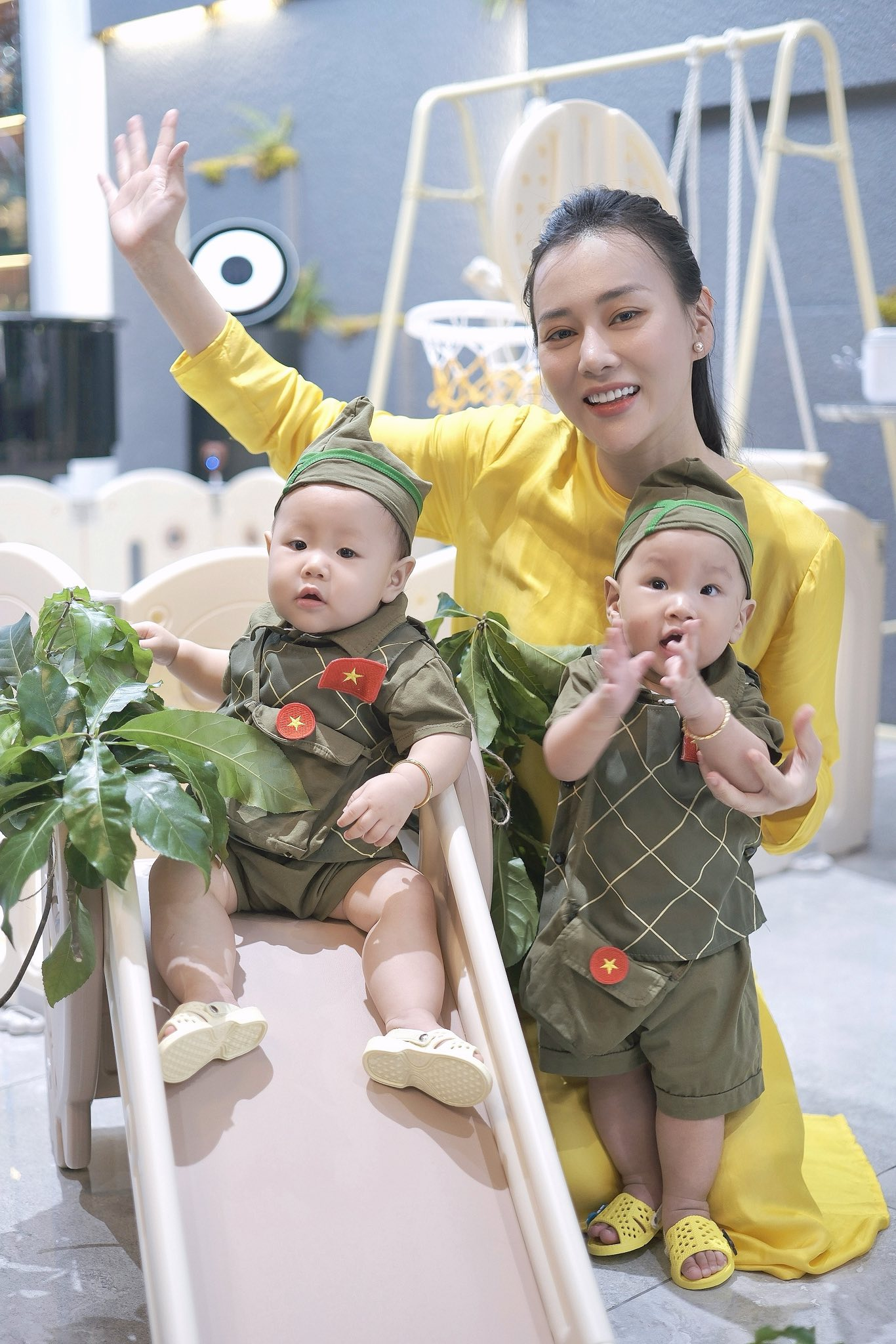 Cặp song sinh nhà Phương Oanh - Shark Binh thích thú với chiếc "siêu xe" đầu đời, giá chỉ vài trăm mà lượn khắp nhà không chán- Ảnh 1. Cặp song sinh nhà Phương Oanh - Shark Binh thích thú với chiếc "siêu xe" đầu đời, giá chỉ vài trăm mà lượn khắp nhà không chán- Ảnh 1.