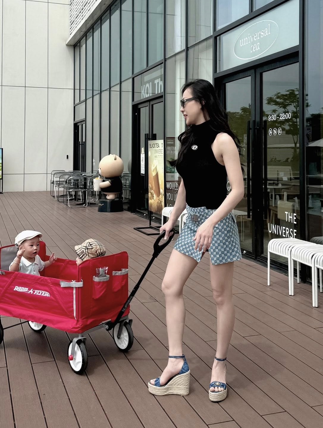Phương Oanh diện set đồ 50 triệu đưa con đi dạo phố, bất ngờ ở chiêu "hack dáng" cực đỉnh và dễ học theo- Ảnh 2. Phương Oanh diện set đồ 50 triệu đưa con đi dạo phố, bất ngờ ở chiêu "hack dáng" cực đỉnh và dễ học theo- Ảnh 2.