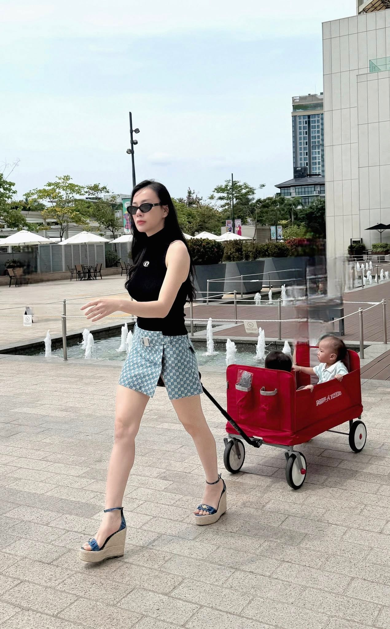 Cặp song sinh nhà Phương Oanh - Shark Binh thích thú với chiếc "siêu xe" đầu đời, giá chỉ vài trăm mà lượn khắp nhà không chán- Ảnh 11. Cặp song sinh nhà Phương Oanh - Shark Binh thích thú với chiếc "siêu xe" đầu đời, giá chỉ vài trăm mà lượn khắp nhà không chán- Ảnh 11.