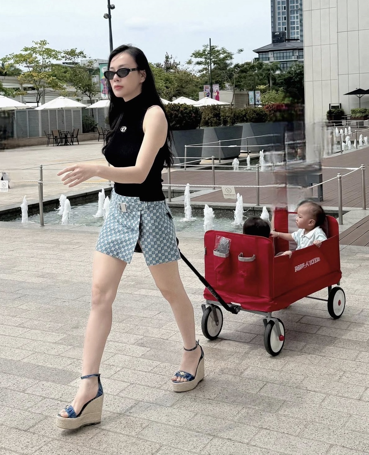 Phương Oanh diện set đồ 50 triệu đưa con đi dạo phố, bất ngờ ở chiêu "hack dáng" cực đỉnh và dễ học theo- Ảnh 1. Phương Oanh diện set đồ 50 triệu đưa con đi dạo phố, bất ngờ ở chiêu "hack dáng" cực đỉnh và dễ học theo- Ảnh 1.