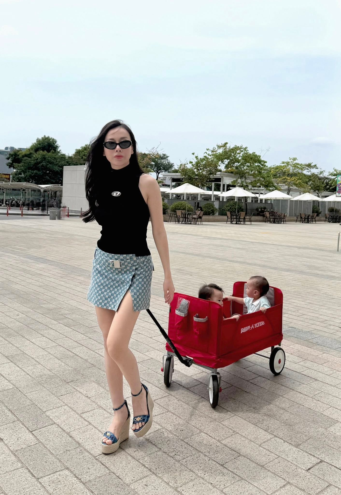 Cặp song sinh nhà Phương Oanh - Shark Binh thích thú với chiếc "siêu xe" đầu đời, giá chỉ vài trăm mà lượn khắp nhà không chán- Ảnh 12. Cặp song sinh nhà Phương Oanh - Shark Binh thích thú với chiếc "siêu xe" đầu đời, giá chỉ vài trăm mà lượn khắp nhà không chán- Ảnh 12.
