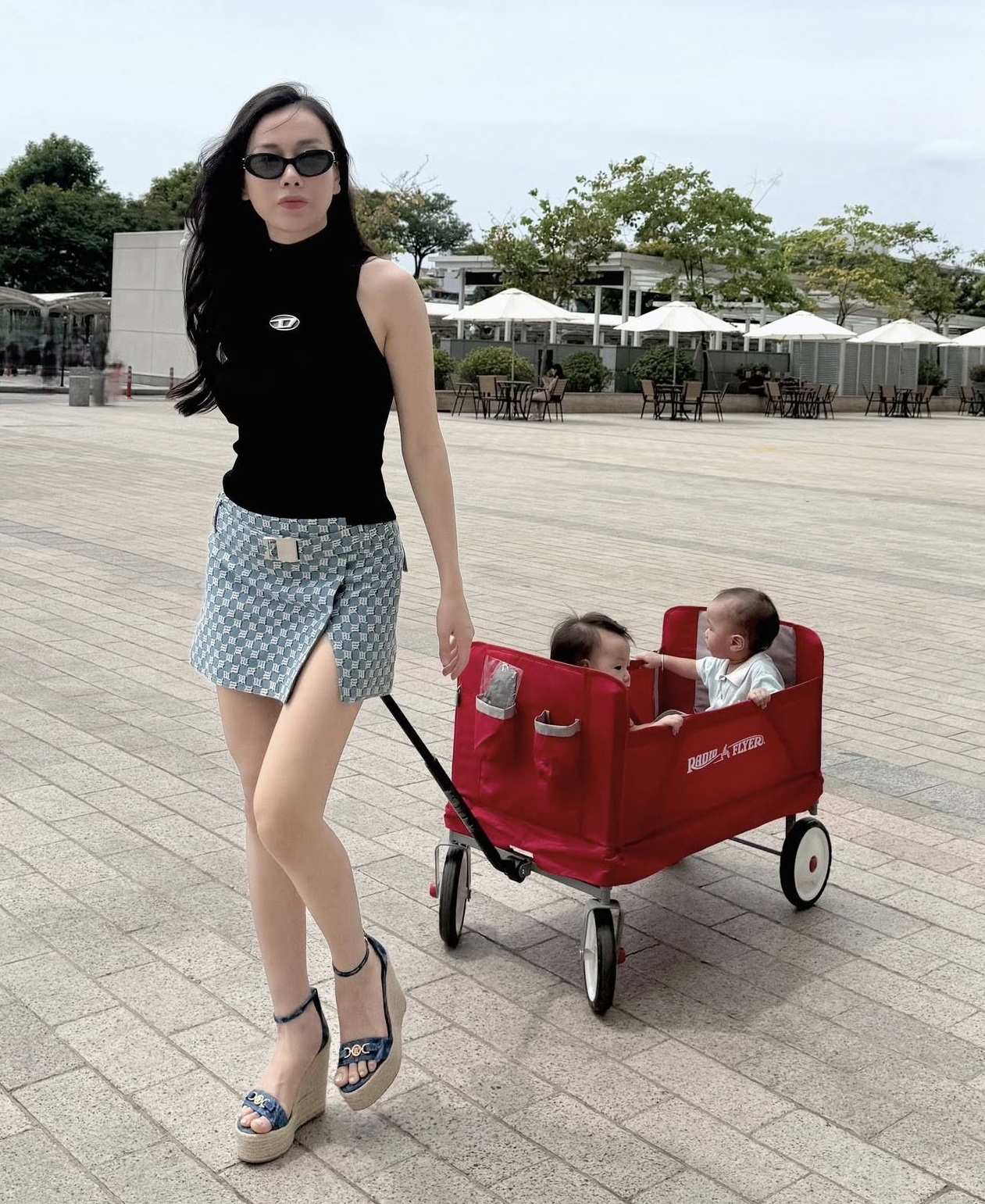 Phương Oanh diện set đồ 50 triệu đưa con đi dạo phố, bất ngờ ở chiêu "hack dáng" cực đỉnh và dễ học theo- Ảnh 4. Phương Oanh diện set đồ 50 triệu đưa con đi dạo phố, bất ngờ ở chiêu "hack dáng" cực đỉnh và dễ học theo- Ảnh 4.