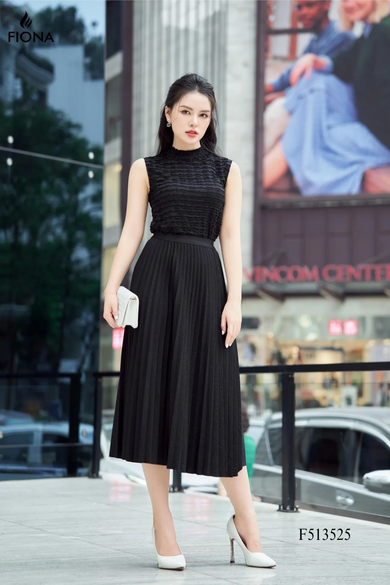 Phương Oanh diện set đồ 50 triệu đưa con đi dạo phố, bất ngờ ở chiêu "hack dáng" cực đỉnh và dễ học theo- Ảnh 6. Phương Oanh diện set đồ 50 triệu đưa con đi dạo phố, bất ngờ ở chiêu "hack dáng" cực đỉnh và dễ học theo- Ảnh 6.