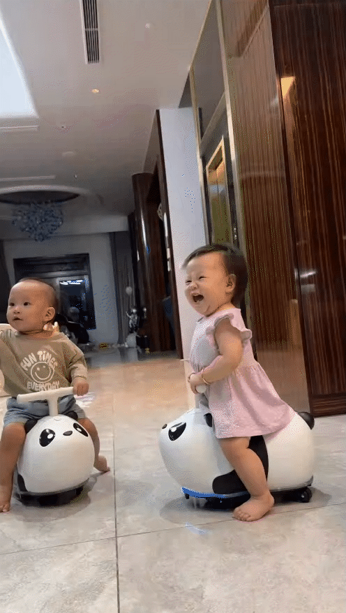 Cặp song sinh nhà Phương Oanh - Shark Binh thích thú với chiếc "siêu xe" đầu đời, giá chỉ vài trăm mà lượn khắp nhà không chán- Ảnh 4. Cặp song sinh nhà Phương Oanh - Shark Binh thích thú với chiếc "siêu xe" đầu đời, giá chỉ vài trăm mà lượn khắp nhà không chán- Ảnh 4.