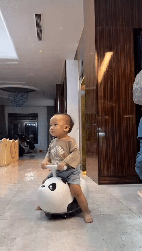 Cặp song sinh nhà Phương Oanh - Shark Binh thích thú với chiếc "siêu xe" đầu đời, giá chỉ vài trăm mà lượn khắp nhà không chán- Ảnh 3. Cặp song sinh nhà Phương Oanh - Shark Binh thích thú với chiếc "siêu xe" đầu đời, giá chỉ vài trăm mà lượn khắp nhà không chán- Ảnh 3.