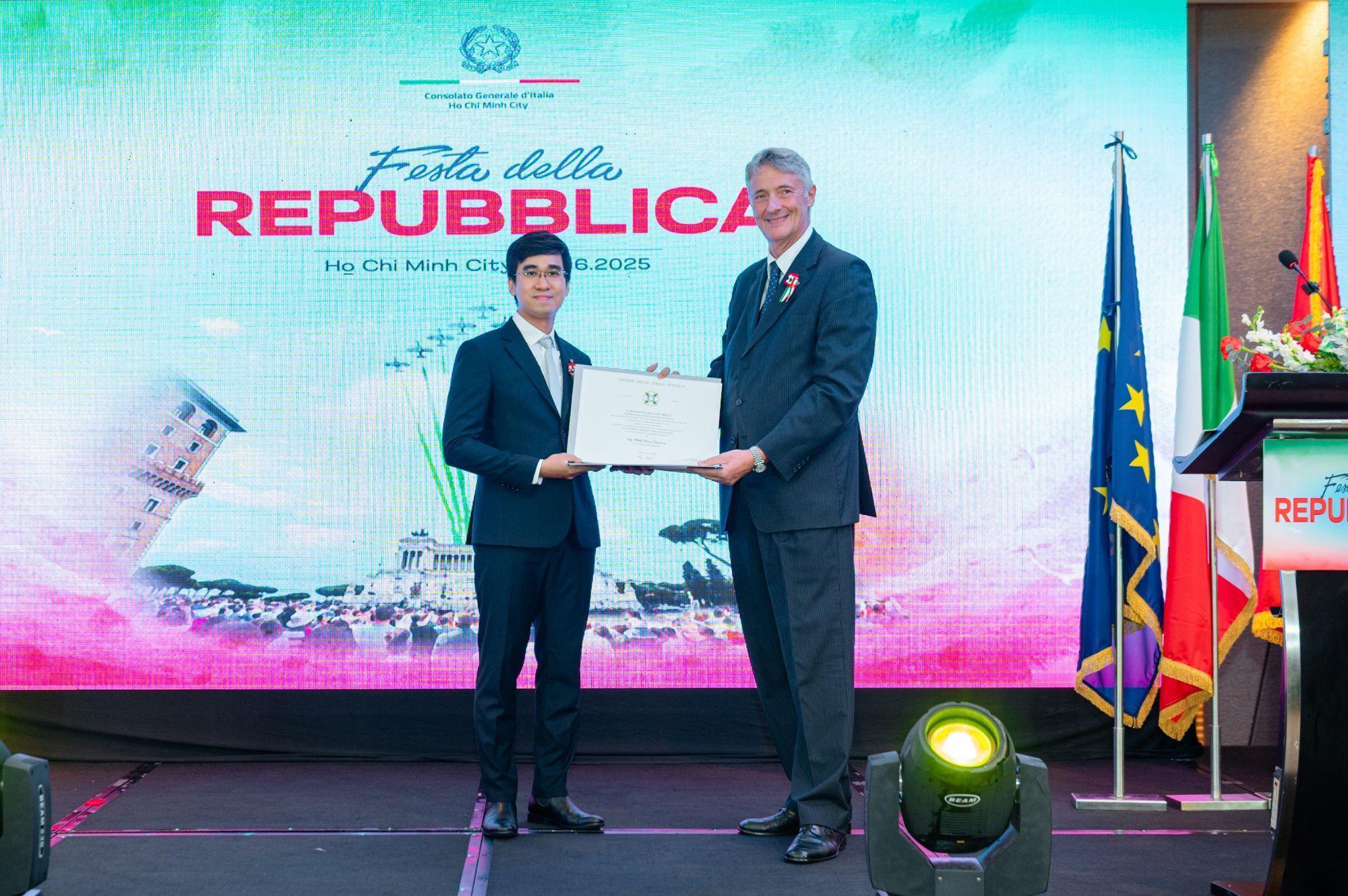Giảng viên đại học Tôn Đức Thắng nhận tước hiệu Hiệp sĩ Cộng hòa Italia- Ảnh 1. Giảng viên đại học Tôn Đức Thắng nhận tước hiệu Hiệp sĩ Cộng hòa hi88.con- Ảnh 1.