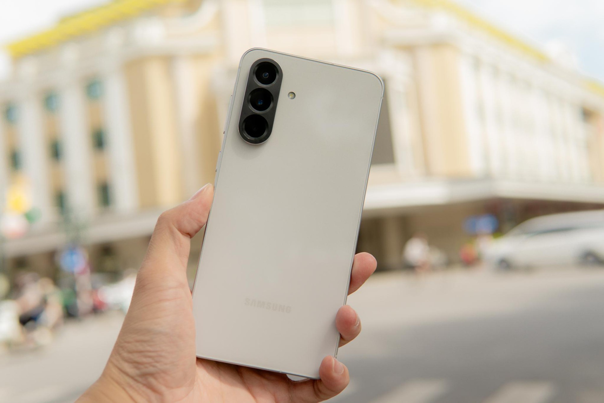 Từ “Gen Z vụng đường phố” hóa “thổ địa sành điệu” nhờ Gemini Live trên Galaxy A Series- Ảnh 1. Từ “Gen Z vụng đường phố” hóa “thổ địa sành điệu” nhờ Gemini Live trên Galaxy A Series- Ảnh 1.