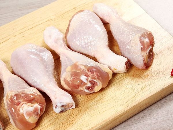 Cho 3 chiếc đùi gà vào nồi cơm điện, nấu "nhàn tênh", 20 phút sau pha nước sốt rưới lên là có món ăn cực ngon miệng- Ảnh 1. hi88.com - hi88.win 3 chiếc đùi gà vào nồi cơm điện, nấu "nhàn tênh", 20 phút sau pha nước sốt rưới lên là có món ăn cực ngon miệng- Ảnh 1.