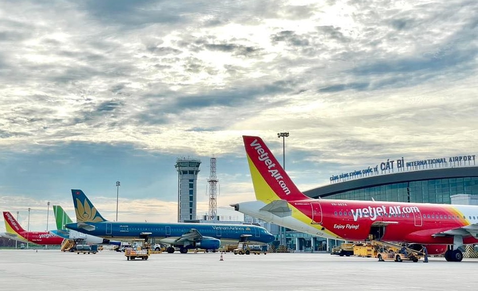 Hải An: Từ trung tâm logistics tới điểm đến bất động sản cao cấp- Ảnh 2. Airplanes parked at an airport AI-generated content may be incorrect.