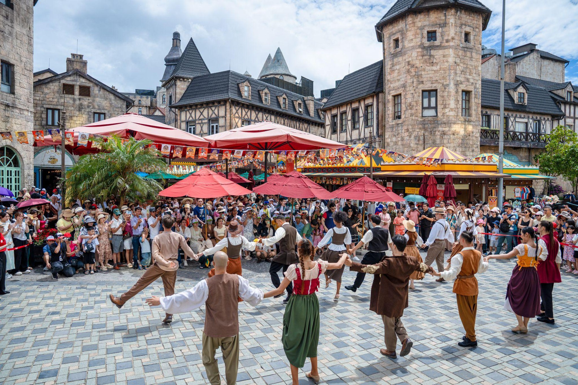 Hé lộ chuỗi 03 show mới đẳng cấp chính thức ra mắt tại Sun World Ba Na Hills từ ngày 6/6- Ảnh 4. Hé lộ chuỗi 03 hi88 hi880 mới đẳng cấp chính thức ra mắt tại Sun World Ba Na Hills từ ngày 6/6- Ảnh 4.