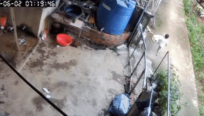 Búp măng non vượt ngàn chông gai để trốn nhà đi chơi, xem lại camera, mẹ bé muốn cạn lời khi thấy con ôm Búp măng non vượt ngàn chông gai để trốn nhà đi chơi, xem lại camera, mẹ bé muốn cạn lời khi thấy con ôm