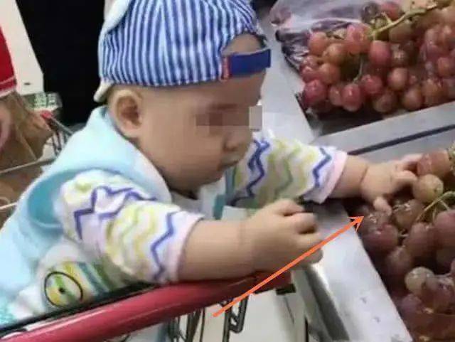 Đưa cháu trai đi siêu thị, cậu bé làm nát cả rổ nho, phản ứng của người ông khiến nhân viên tức đến phát khóc- Ảnh 1. Đưa cháu trai đi siêu thị, cậu bé làm nát cả rổ nho, phản ứng của người ông tải app hi88ến nhân viên tức đến phát khóc- Ảnh 1.