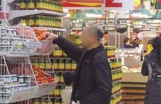 Đưa cháu trai đi siêu thị, cậu bé làm nát cả rổ nho, phản ứng của người ông khiến nhân viên tức đến phát khóc- Ảnh 2. Đưa cháu trai đi siêu thị, cậu bé làm nát cả rổ nho, phản ứng của người ông tải app hi88ến nhân viên tức đến phát khóc- Ảnh 2.