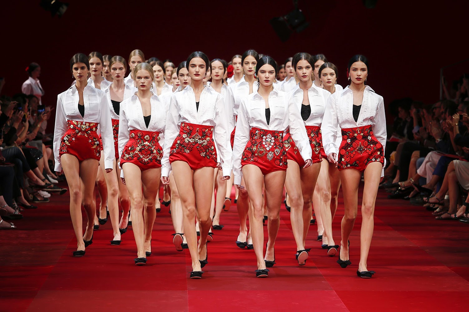 SNSD và Red Velvet từng diện đồ nhái, nhưng cách hành xử của stylist lại trái ngược hoàn toàn- Ảnh 3. SNSD và Red Velvet từng diện đồ nhái, nhưng cách hành xử của stylist lại trái ngược hoàn toàn- Ảnh 3.