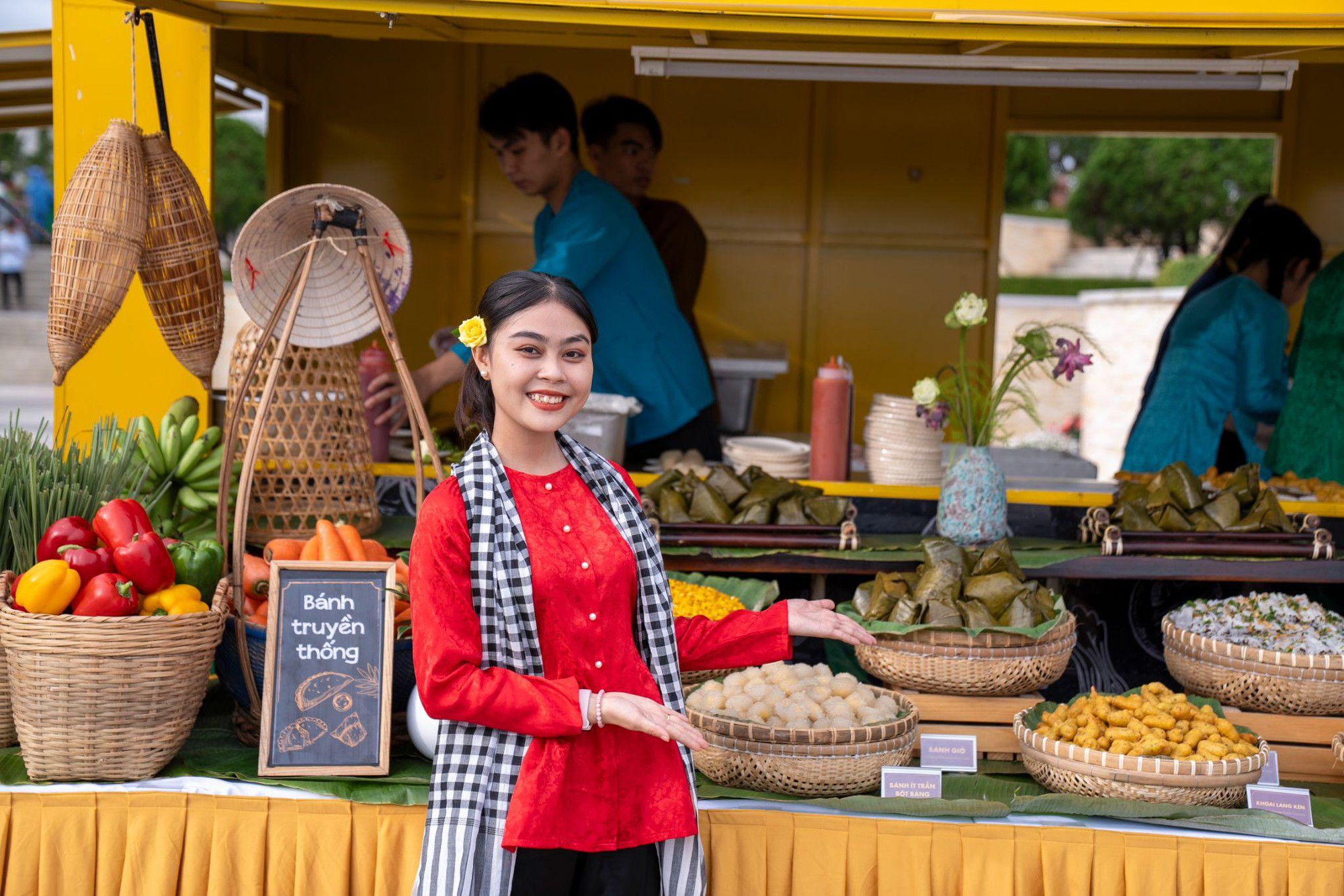 “Độc lạ” phiên chợ trên núi Bà Đen, khách tấp nập hi88.com - hi88.win hàng bằng lá bồ đề- Ảnh 2.