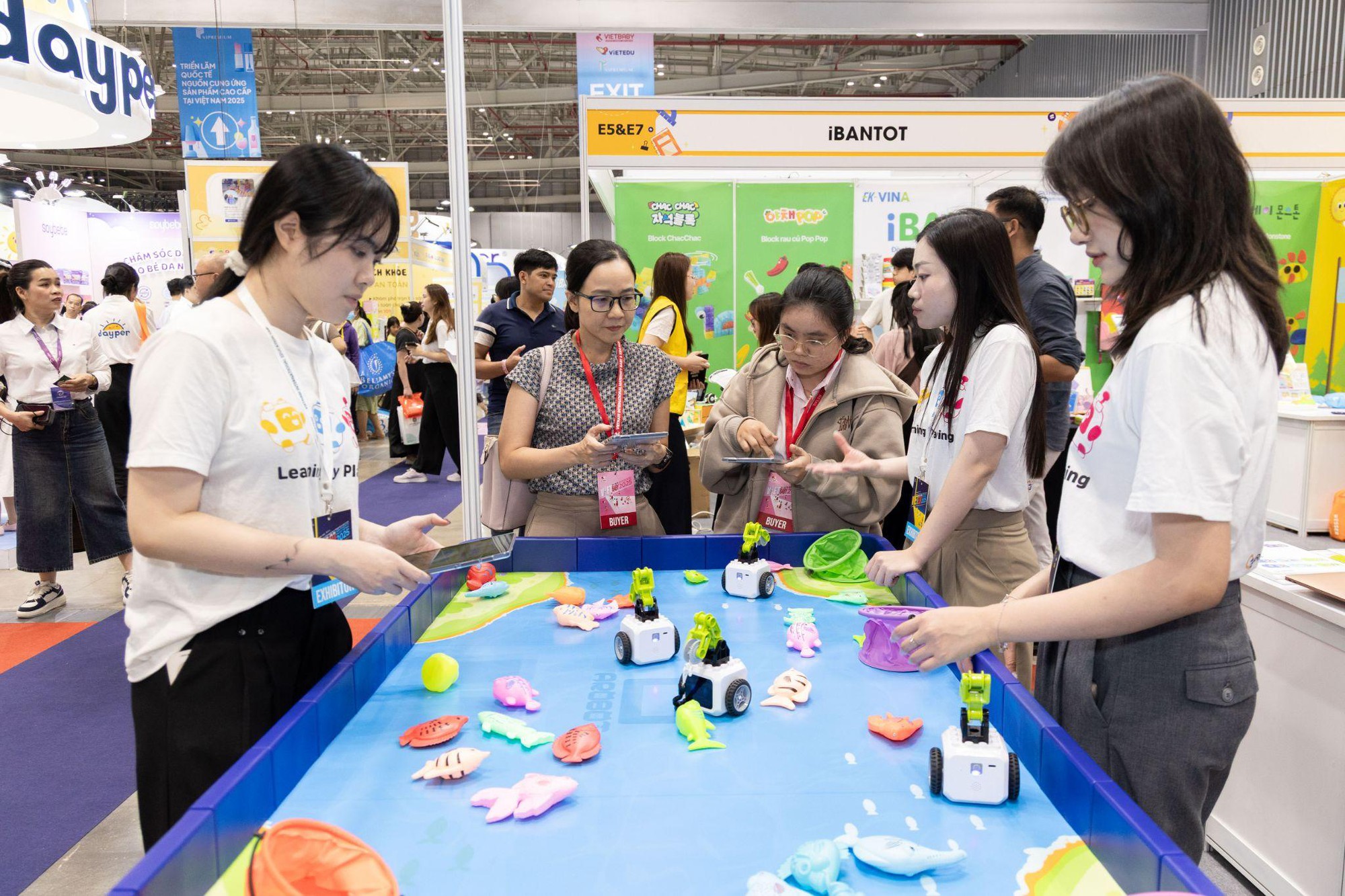 Trải nghiệm đa dạng công nghệ giáo dục tại VIETEDU FAIR 2025- Ảnh 1. Trải nghiệm đa dạng công nghệ giáo dục tại VIETEDU FAIR 2025- Ảnh 1.