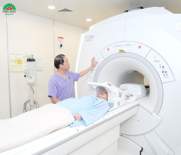 Tầm soát dậy thì sớm, bé gái bất ngờ phát hiện khối u não- Ảnh 1.