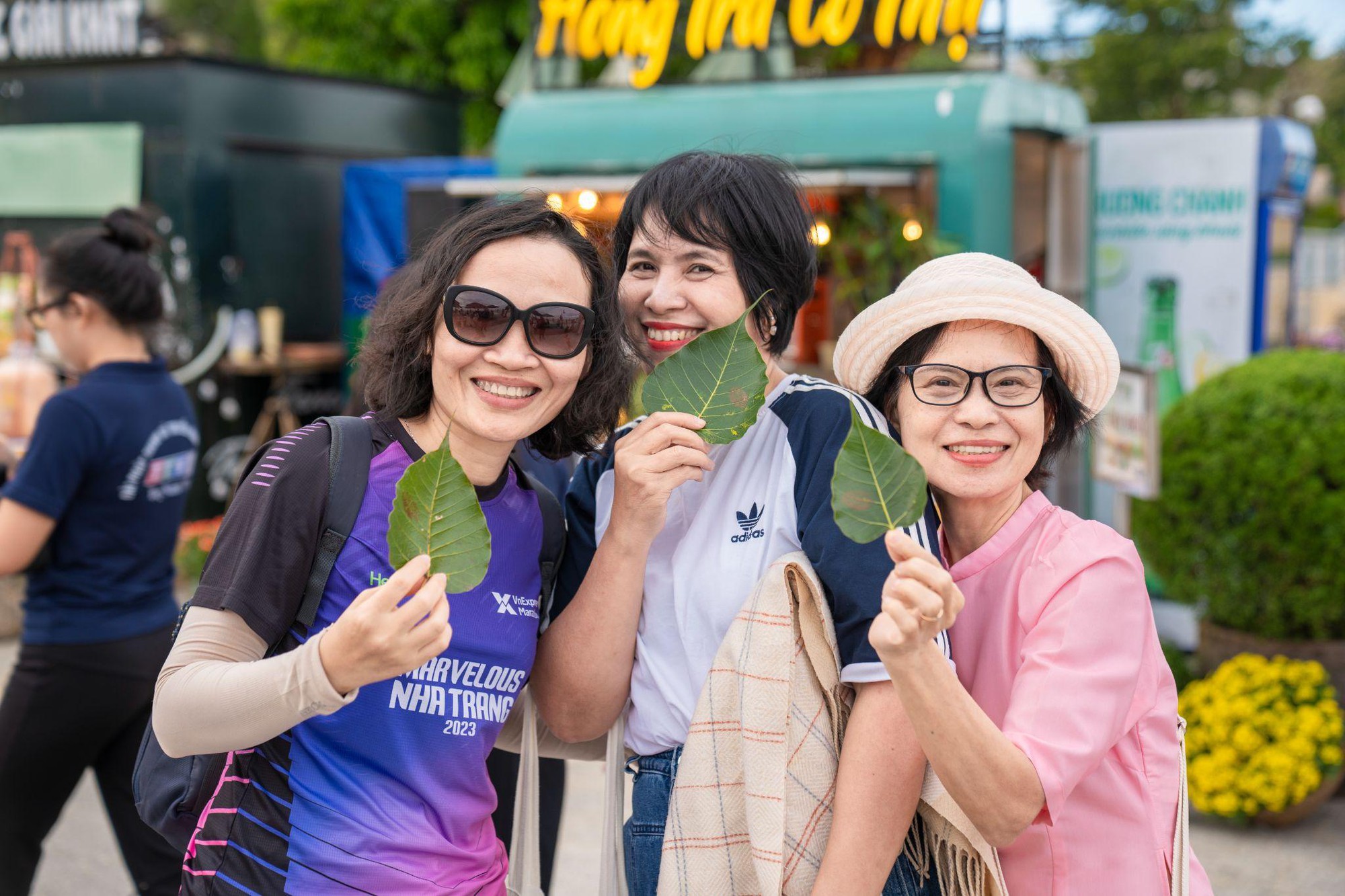 “Độc lạ” phiên chợ trên núi Bà Đen, khách tấp nập hi88.com - hi88.win hàng bằng lá bồ đề- Ảnh 4.